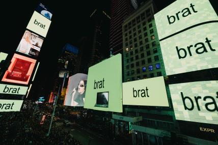 Charli XCX na Times Squareu