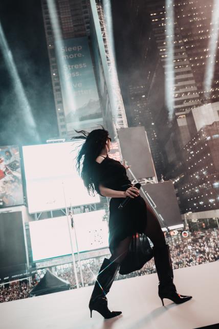 Charli XCX na Times Squareu
