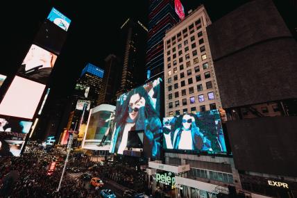 Charli XCX na Times Squareu