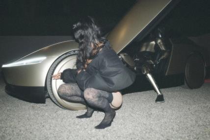 Kim Kardashian i Tesla Robot