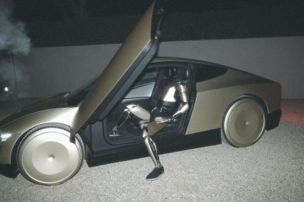 Kim Kardashian i Tesla Robot