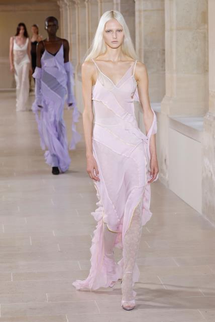 Transparentna moda Victoria Beckham SS23