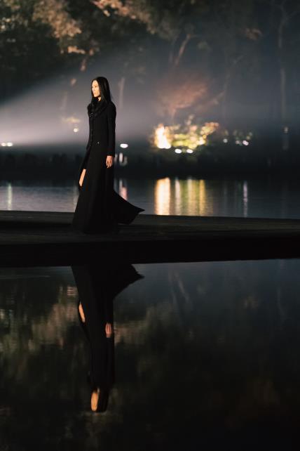 chanel_2024-25-metiers-dart-show-ambiance_look-01_copyright-chanel-2-LD.jpg