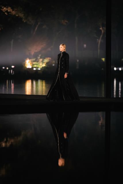 chanel_2024-25-metiers-dart-show-ambiance_look-02_copyright-chanel-LD.jpg
