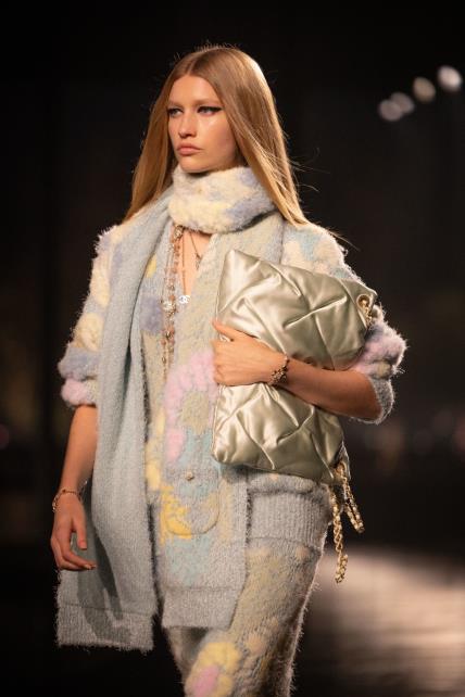 chanel_2024-25-metiers-dart-show-ambiance_look-22_copyright-chanel-1-LD.jpg