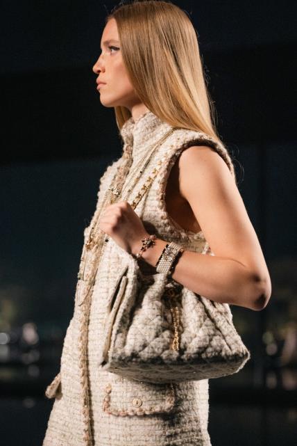 chanel_2024-25-metiers-dart-show-ambiance_look-32_copyright-chanel-2-LD.jpg