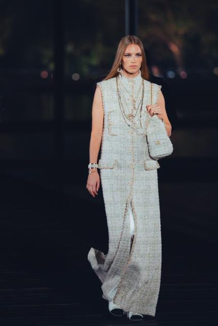 chanel_2024-25-metiers-dart-show-ambiance_look-32_copyright-chanel-LD.jpg