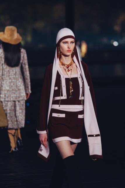chanel_2024-25-metiers-dart-show-ambiance_look-40_copyright-chanel-1-LD.jpg
