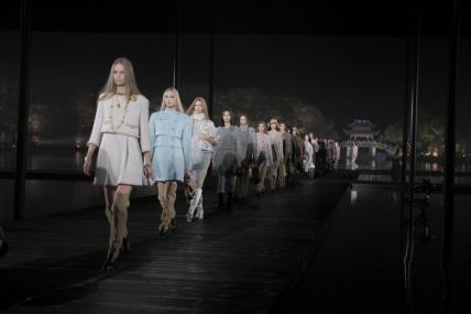chanel_2024-25-metiers-dart-show-finale-copyright-chanel-11-LD.jpg