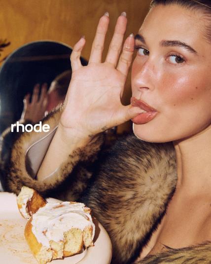 Hailey Bieber i Mocha Mousse boja