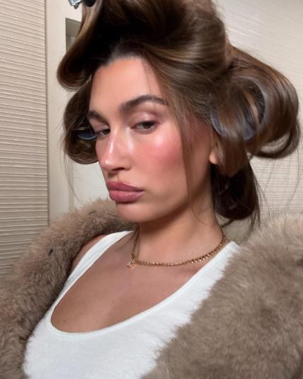 Hailey Bieber i Mocha Mousse boja