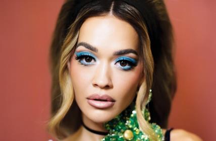 Rita Ora plavi makeup