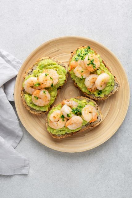 Ljetni zalogaji tost guacamole škampi