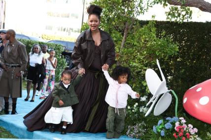 Rihanna i sinovi Štrumfovi premijera