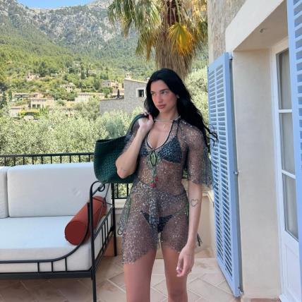 Dua Lipa plaža.jpg