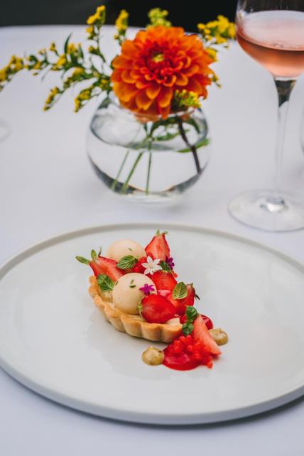 Esplanade Zagreb Hotel - Prhka tart košarica punjena frangipanom od pistacija.jpg