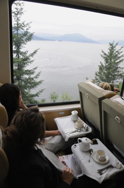 Putnici i pogled s kanadskog vlaka Rocky Mountaineer