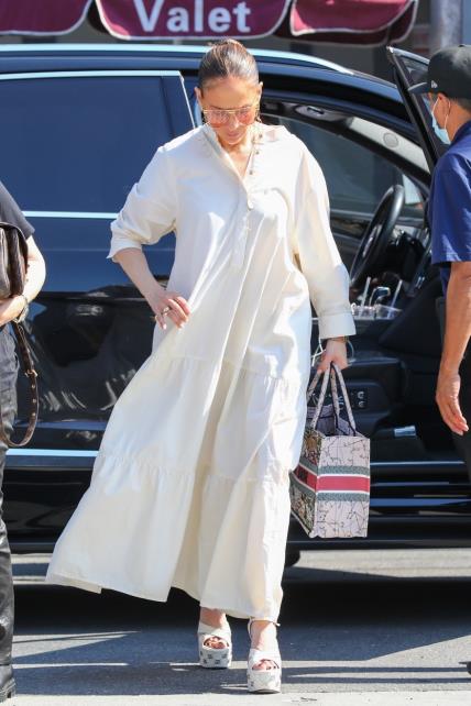 Jennifer Lopez nosi maksi haljinu