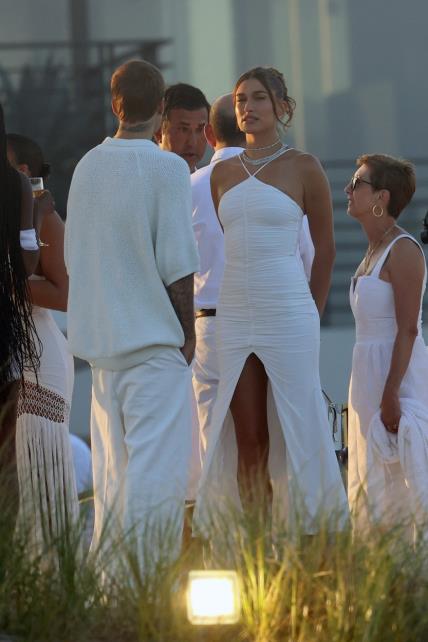 Hailey Bieber All white modni trend