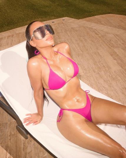 Kim Kardashian ružičasti kupaći kostimi trend ljeto 2023