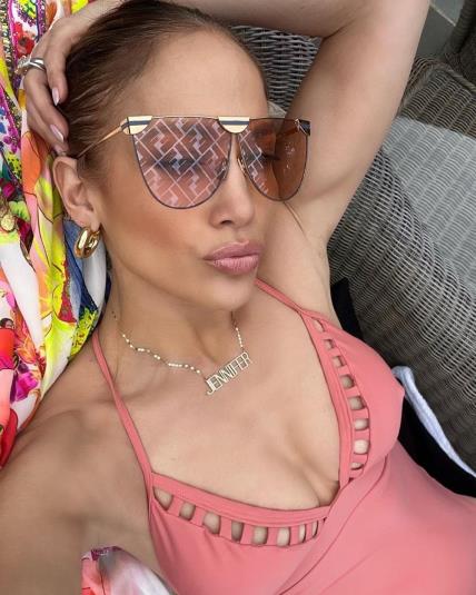 Jennifer Lopez ružičasti kupaći kostimi trend ljeto 2023