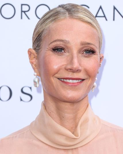 Gwyneth Paltrow sijeda kosa pramenovi