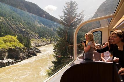 Putnici s vlaka Rocky Mountaineer fotografiraju rijeku Fraser