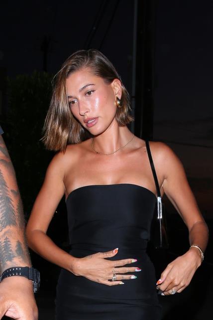 Hailey Bieber crna haljina i salonke