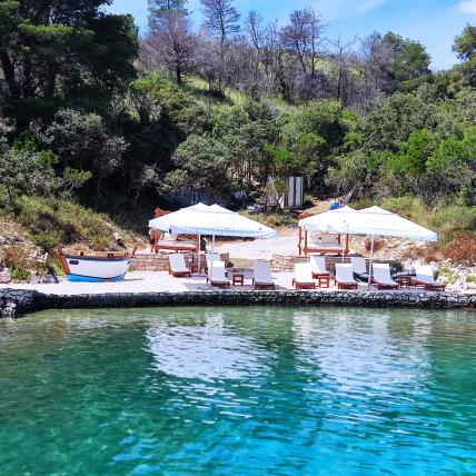 Lounge & beach bar Hidden Lagoon