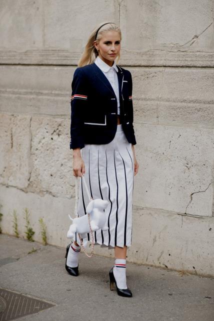 Caroline Daur na reviji Thom Browne FW 2023 nosi prugice