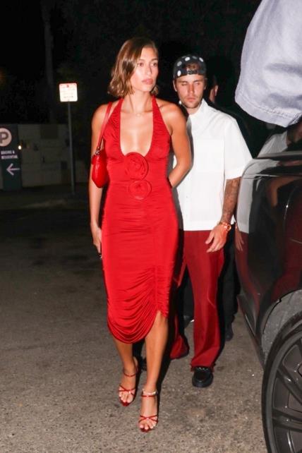 Hailey Bieber nosi crvenu haljinu