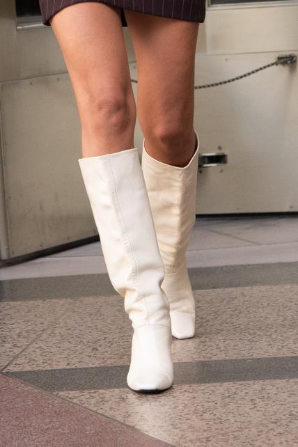 Emily Ratajkowski nosi trendi čizme