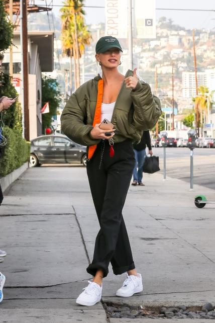 Hailey Bieber nosi bomber jaknu