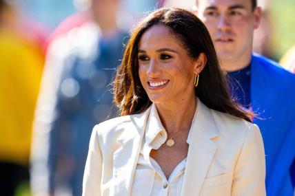 Meghan Markle u monokromatskoj modnoj kombinaciji