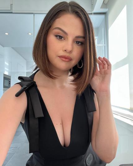 Selena Gomez s long bob frizurom