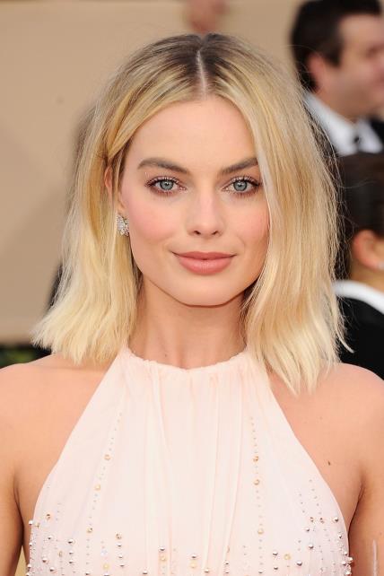 Margot Robbie s long bob frizurom