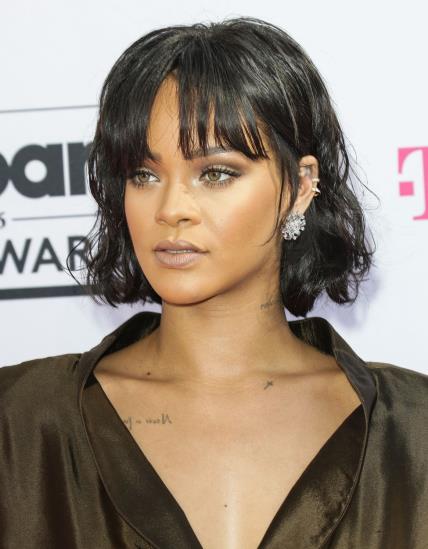 Rihanna s asimetričnim šiškama
