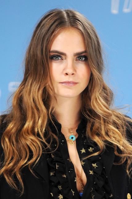 Cara Delevingne s balayage frizurom