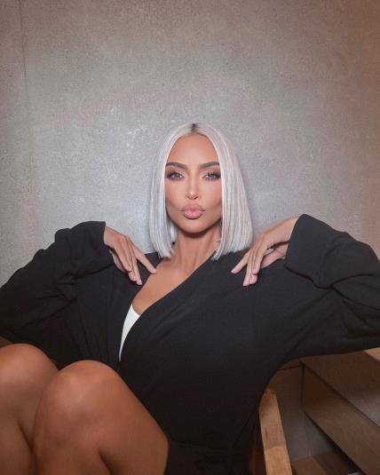 Kim Kardashian s bob frizurom