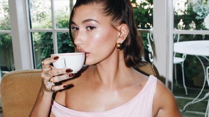 Hailey Bieber nosi tamnosmeđe nokte